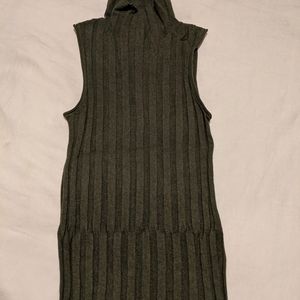 Sleeveless turtleneck
